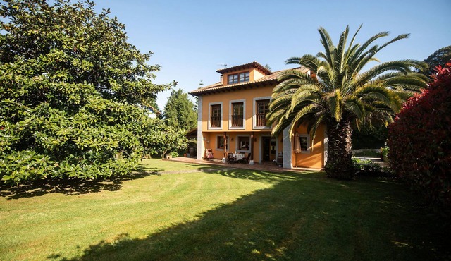 Llanes Villa with Garden near Beach - Reborín