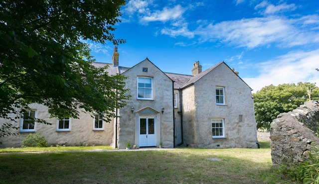 Llangwyfan Isaf - a coastal that sleeps 8 guests in 5 bedrooms