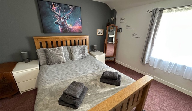 Llanidloes - Sleeps 7 - Parking - Pet Friendly