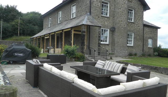 Llansantffraed House