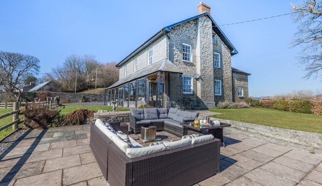 Llansantffraed House