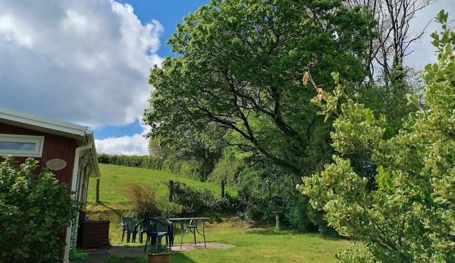 Llansteffan Cabin, Cosy, Two bedrooms, private garden, 5 minutes from the beach
