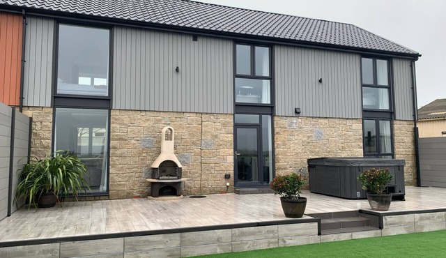 LLAWNROC, pet friendly, with pool in Mullion