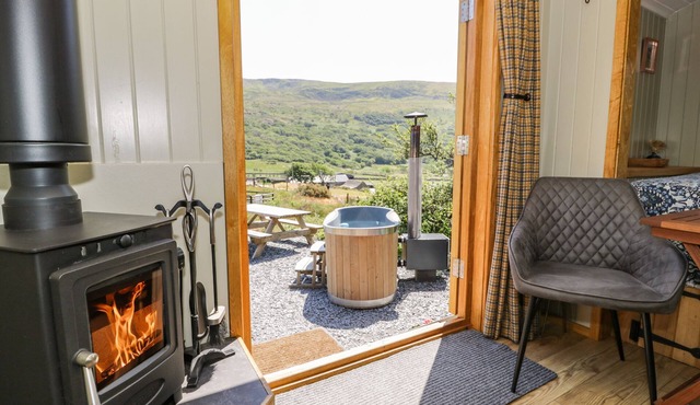 LLETHR - SHEPHERDS HUT, romantic, with hot tub in Llanbedr