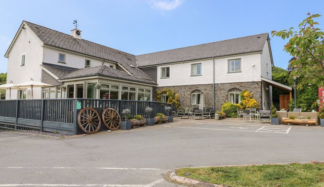 LLETY CEIRO, pet friendly, with a garden in Bow Street, Wales