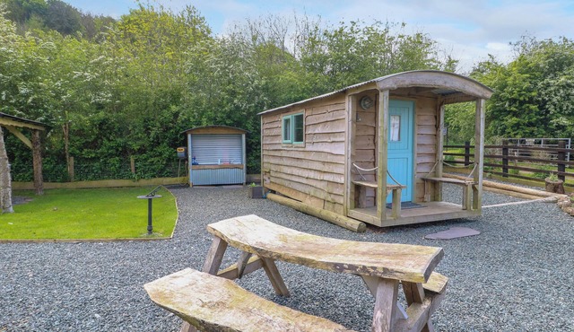 LLETY LLANFAIR, romantic, character holiday cottage in Y Felinheli