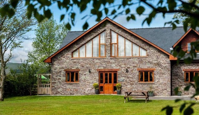 Llety Llyn y Fan - Five Bedroom House, Sleeps 10