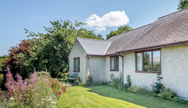 LLETY NEST, country holiday cottage, with a garden in Brithdir