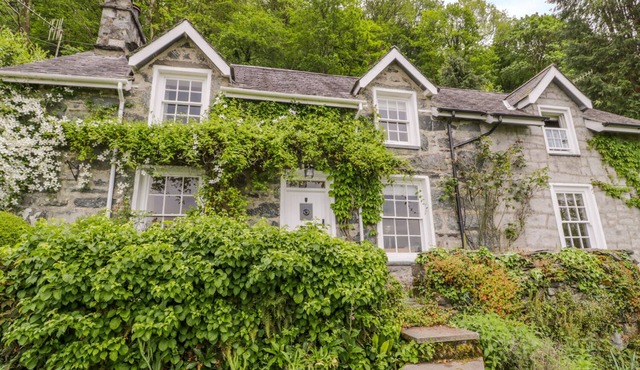 LLETY PERYGL, pet friendly, luxury holiday cottage in Harlech