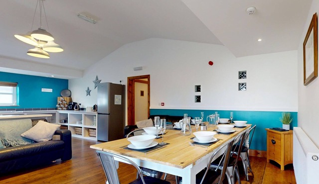 Llety'r Adar - Four Bedroom Cottage, Sleeps 10