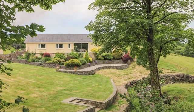 LLETY'R BUGAIL, luxury holiday cottage, with a garden in Glynneath