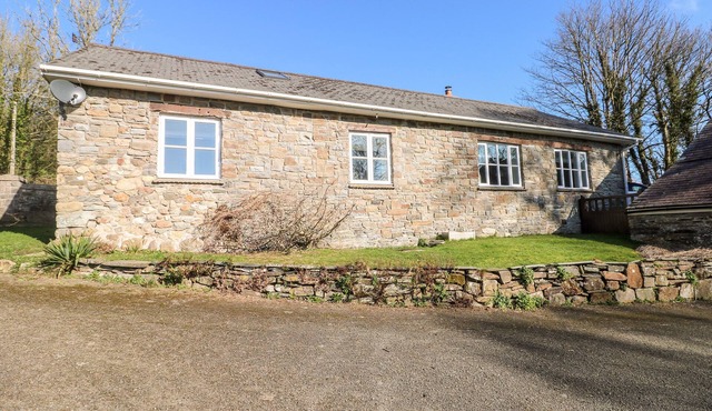 LLETY'R LLWYNOG, family friendly, with open fire in Tenby