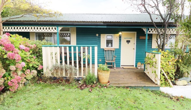 LLEWELYN LODGE, with a garden in Aberystwyth