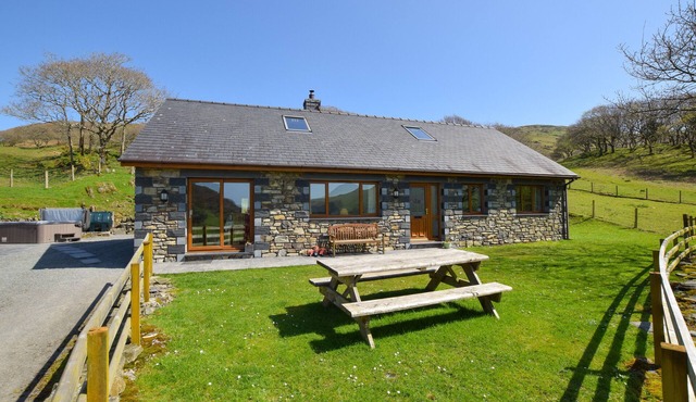 Llidiart y Llyn - Three Bedroom House, Sleeps 6