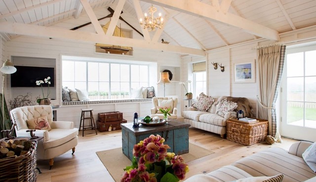 LLIGWY BEACH COTTAGE, pet friendly, luxury holiday cottage in Moelfre