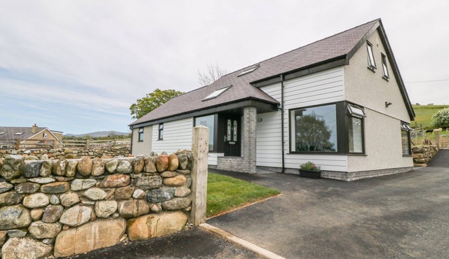 LLWYD COED CANOL, family friendly, with hot tub in Penygroes