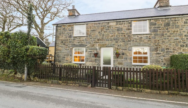 LLWYN CELYN, family friendly, character holiday cottage in Brithdir