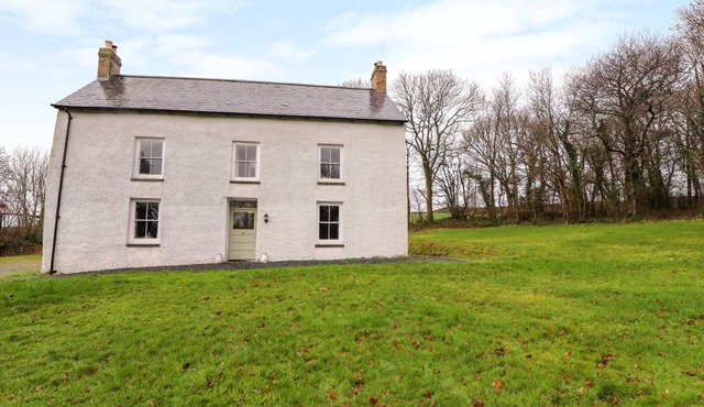 LLWYNCADFOR FARM, pet friendly, with open fire in Newcastle Emlyn
