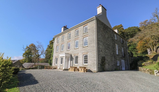 LLWYNDERW HALL, pet friendly, with open fire in Llanwrtyd Wells