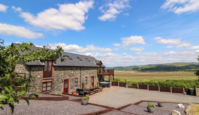 LLWYNGWINAU ISAF BARN, pet friendly, with hot tub in Tregaron