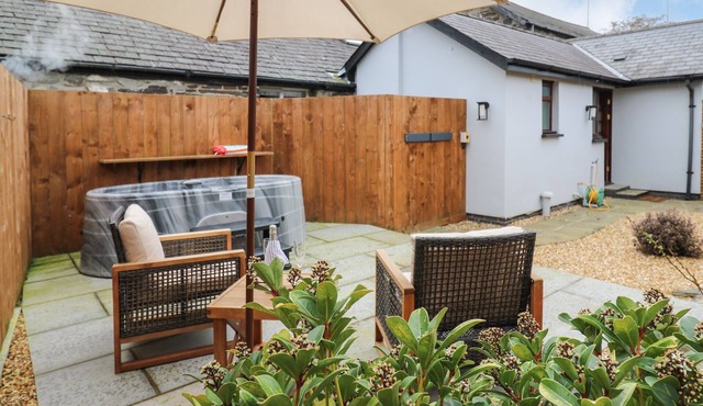 LLYGAD Y DYDD, romantic, with hot tub in Bow Street, Wales