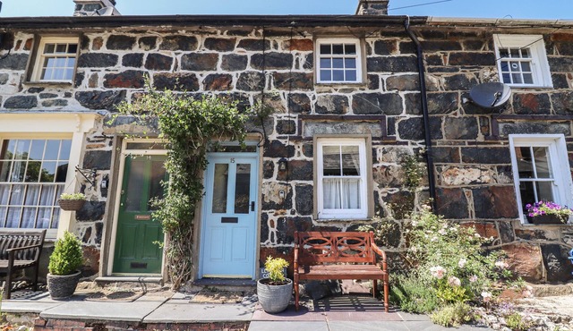 LLYGODEN COTTAGE, pet friendly, with open fire in Beddgelert
