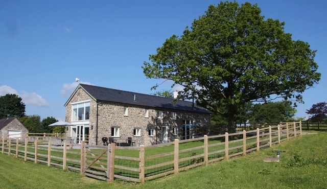 LLYN NODDFA, pet friendly, luxury holiday cottage in Llandeilo