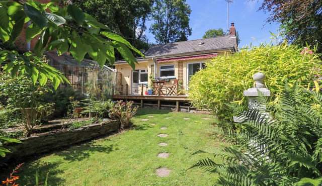 LLYN Y FELIN, pet friendly, country holiday cottage in Llechryd