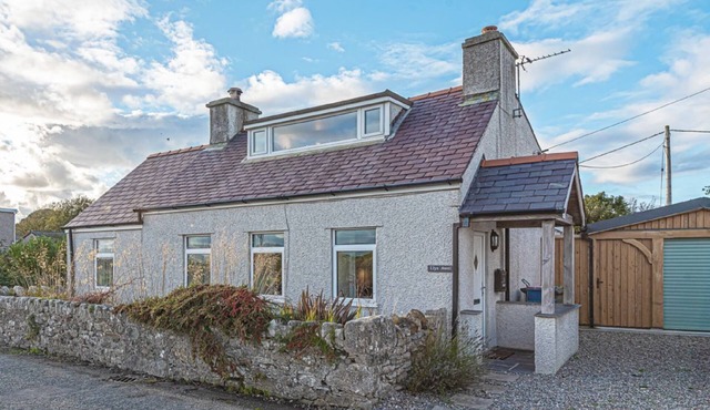 Llys Awel - a cottage that sleeps 4 guests in 2 bedrooms