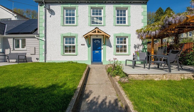 Llys Bonfyl, Holiday Cottage St Dogmaels, Sleeps 6, 3 bedrooms, bathrooms