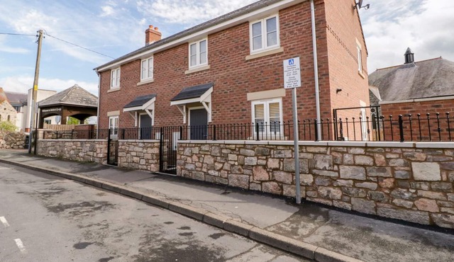 LLYS EMRYS, country holiday cottage, with a garden in Ruthin