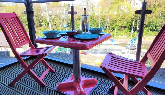 Llys Marina Fabulous Modern Apartment with Balcony for Snowdonia and Anglesey