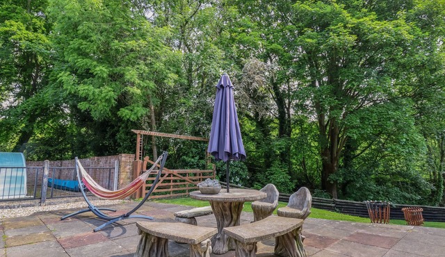 LLYS OFFA, pet friendly, luxury holiday cottage, with pool in Ruabon