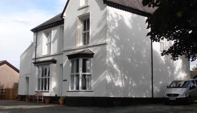 Llys Tegfan Apartment