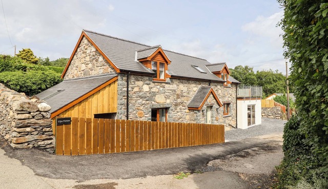 LLYS TIRION, pet friendly, with a garden in Bala