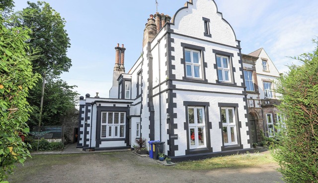 LLYS Y GRAIG, pet friendly, country holiday cottage in Pentraeth