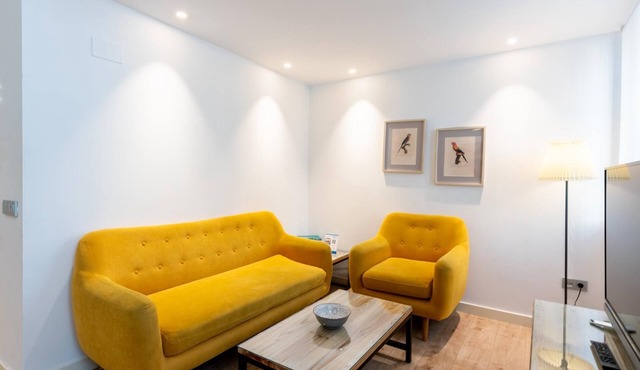 LN1 2BD+2BTH Cloakroom, Shared terrace with pool + Parking on demand