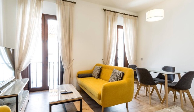 LN4 2BD+2BTH Cloakroom, Shared terrace with pool + Parking on demand