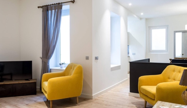 LN5 2BD+2BTH Cloakroom, Shared terrace with pool + Parking on demand