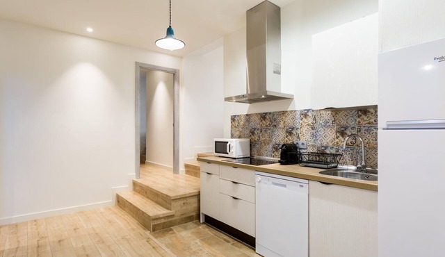 LN7 2BD+2BTH Cloakroom, Shared terrace with pool + Parking on demand