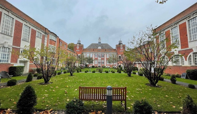 LNDN-EDI133 · Chic Victorian Flat in Private Estate - Mile End!