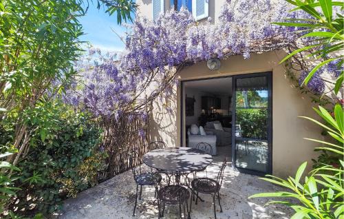 Lovely Home In Saint-Laurent-De-La-Ca With Wifi