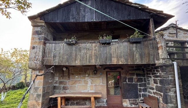 Lo Macario Pasiega cabin, with forest views
