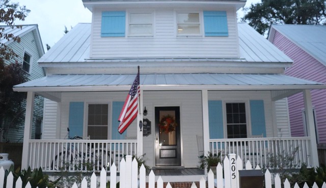 Loaded Luxury Large Historic Cottage-Heart of Historic District-Near Waterfront