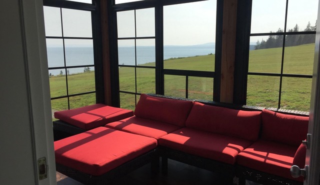 Lobster House: Main Level only - Amazing Views, 2 BR, sleeps 4-5, Pet friendly