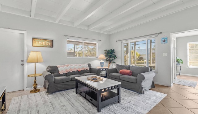 Lobster Louie's Inn - Cozy 2/1 Mins from Beaches. Fenced yard. Pet Friendly.