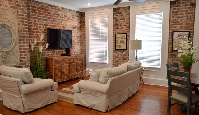 Local Culture themed Historic luxury condo, 2 blocks from French Quarter