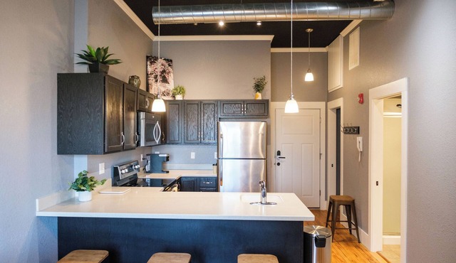 Local Discounts!- Trendy Loft in Historic Downtown Newark