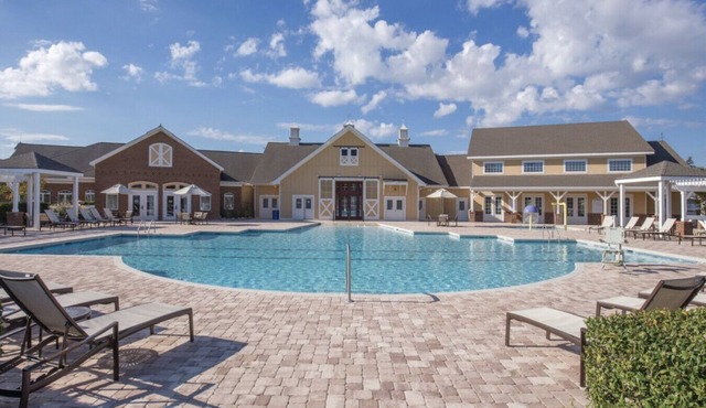 Local Host! 3 BR, Governor's Green -Centrally Located, Indoor/Outdoor Pools