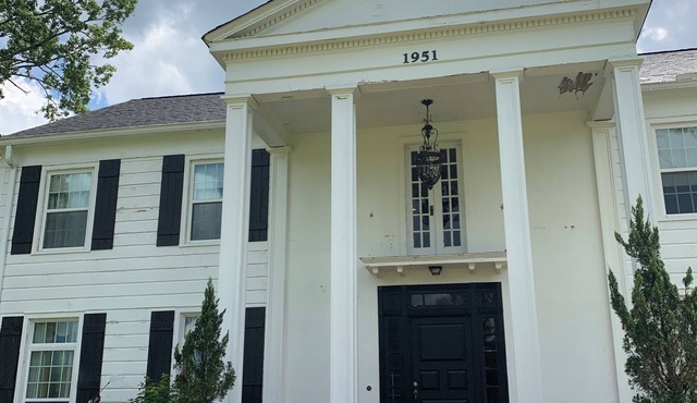 Local landmark 4-bedroom estate with WiFi, AC on large farm in Forest, MS